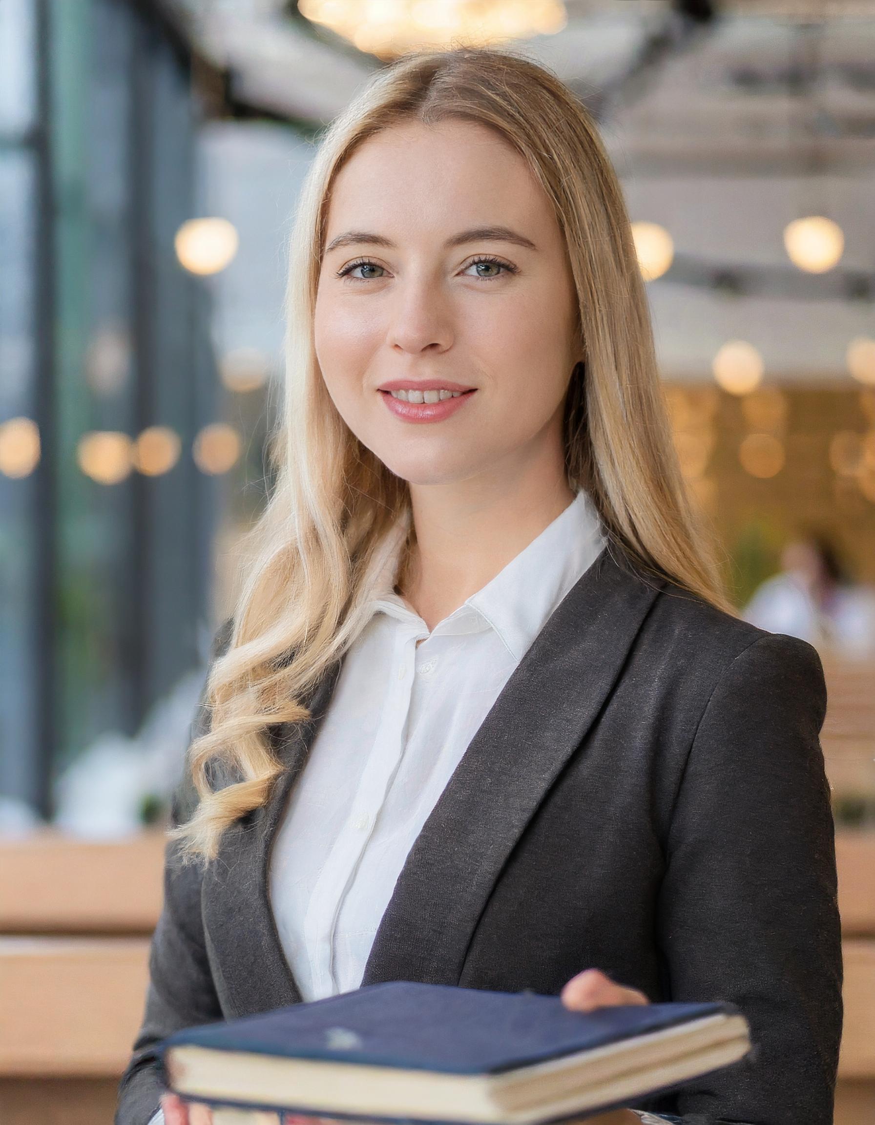 Porträt einer Frau in einem professionellen Umfeld